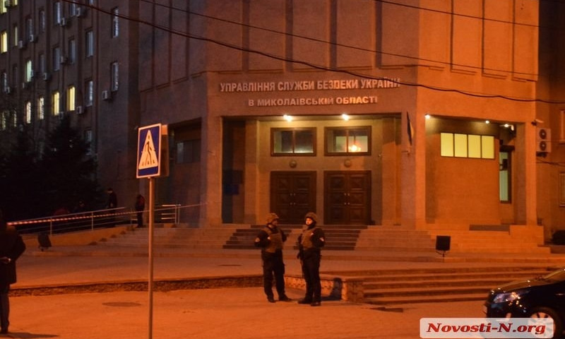 В Николаеве возле СБУ нашли коробку — подозревают, что внутри взрывоопасный предмет