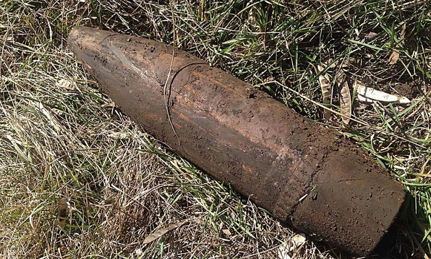 В микрорайоне Большая Корениха местный житель на обочине дороги нашел крупнокалиберный снаряд времен Второй мировой войны