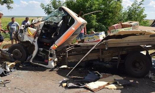 На Николаевщине в результате ДТП микроавтобус зажало между двумя фурами