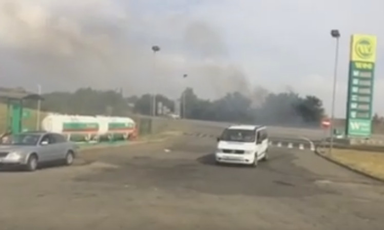 Возле автозаправки на трассе «Николаев-Одесса» горит трава