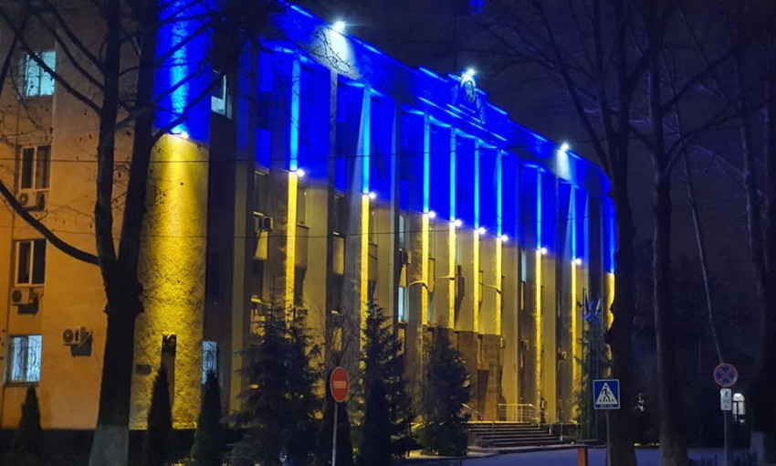Николаевские налоговики подсветили свое здание в желто-синие цвета и призвали сделать так же остальных