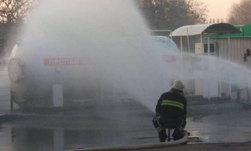 В Николаеве на одной из автозаправочных станций произошло ЧП: сорван клапан с 10-кубового резервуара с газом
