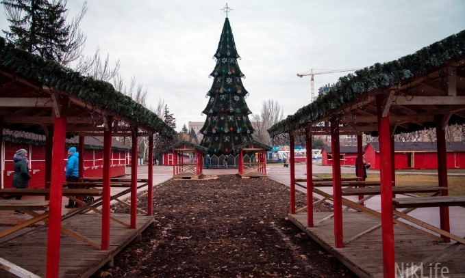 На Соборной площади в Николаеве установили новогоднюю елку