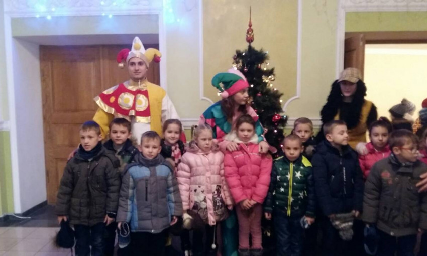 Детям льготной категории показали новогодний спектакль «Приключения Карлсона»