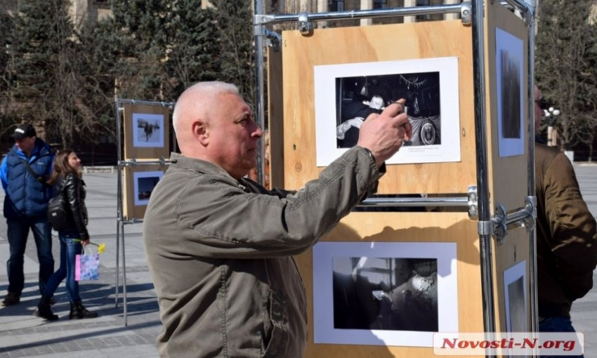 В Николаеве ко Дню добровольца представили тематическую фотовыставку