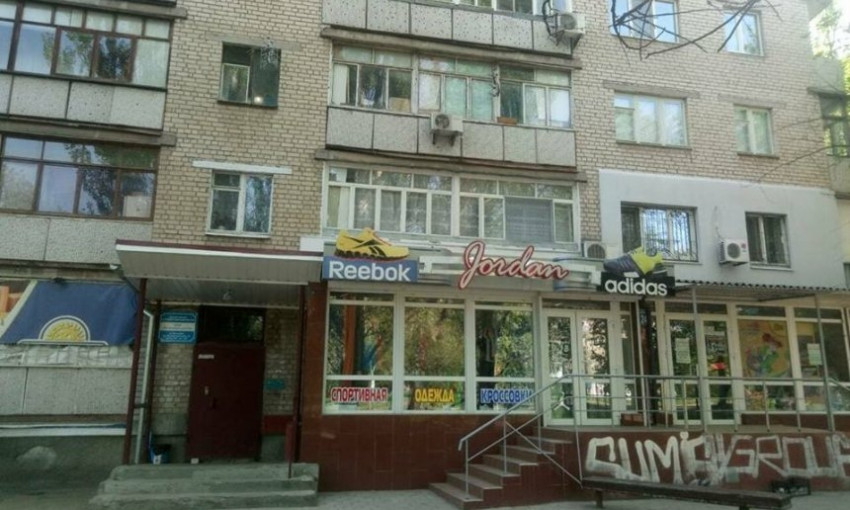 В Николаеве 54-летний мужчина выпрыгнул с 3 этажа: его госпитализировали
