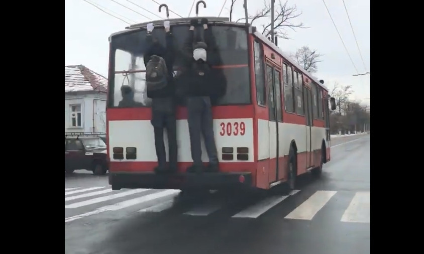 В Николаеве подростки-зацеперы ездят на троллейбусе