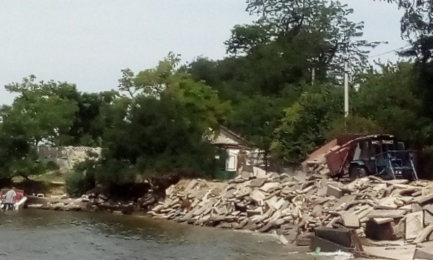 В Очакове тоннами сваливают строительный мусор в море