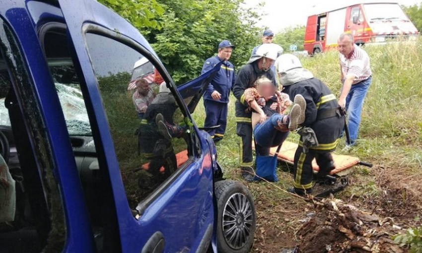 На трассе «Николаев-Одесса» автомобиль слетел в кювет и врезался в дерево, водитель погиб на месте