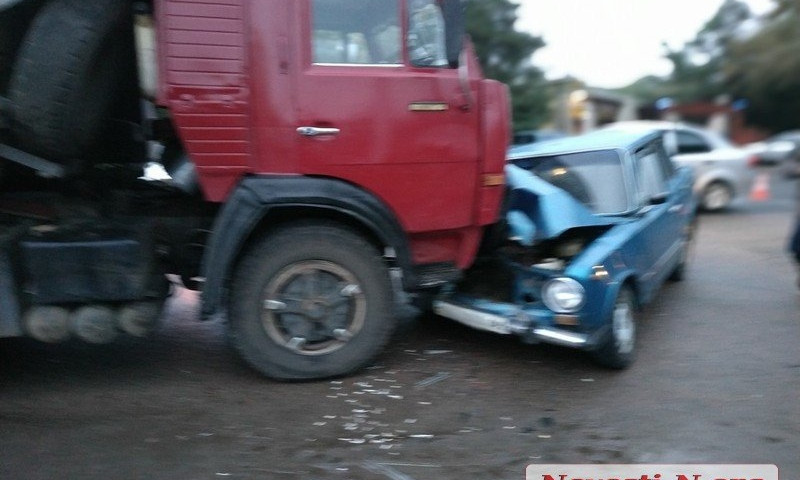 На въезде в Николаев столкнулись два автомобиля и грузовик, есть пострадавшие