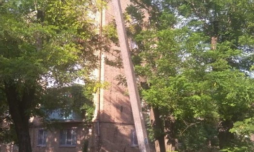 «Пизанская башня»: в Николаеве электроопора нависла над жилым домом