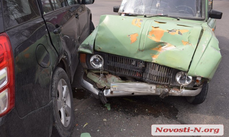 На проспекте Мира столкнулись два автомобиля, пострадали девушка и беременная женщина
