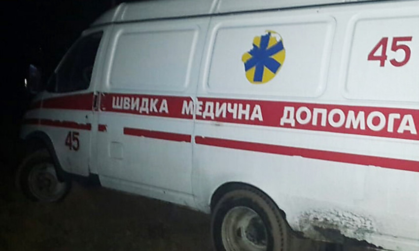 На Николаевщине спасатели вытащили «скорую» и легковушку с маленькими детьми, застрявшие на грунтовых дорогах