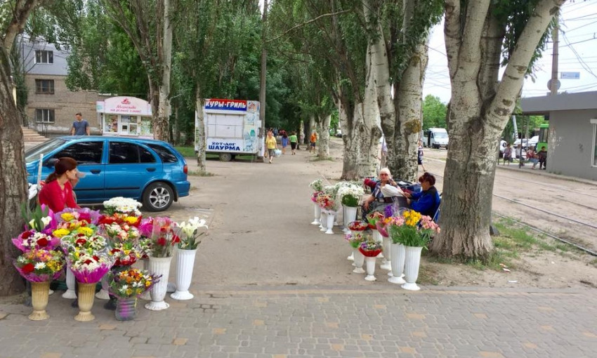 В Николаеве продавцы цветов устроили стихийный рынок на трамвайной остановке