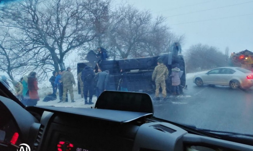 На трассе «Николаев-Одесса» возле села Половинки перевернулся рейсовый автобус, есть травмированные