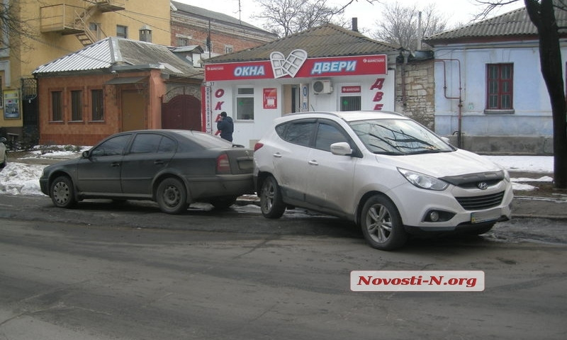 В Николаеве произошло ДТП при участии автомобилей Chevrolet Aveo, Hyundai ix35 и Skoda Octavia