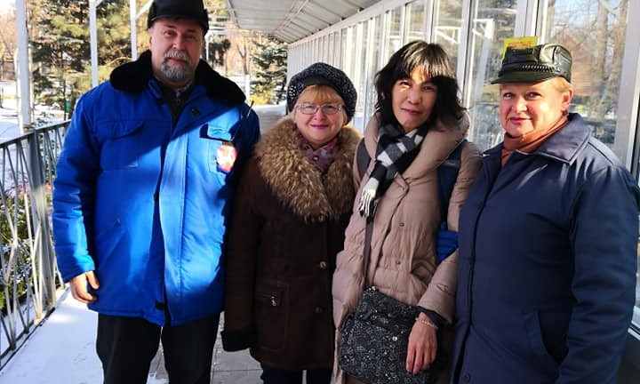 В Николаевском зоопарке побывала фанат белых медведей из Японии – девушка привезла гостинцы Зефирке и Сметанке