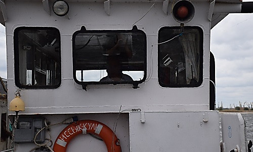 Портовики «Ника-Теры» спасли мужчину и ребёнка с потерявшей управление моторной лодки