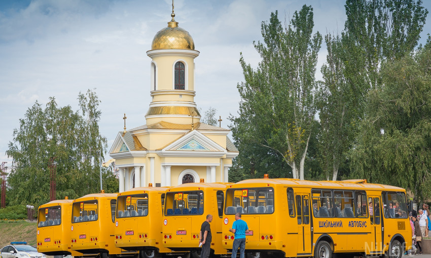 Алексей Савченко вручил новые автобусы школам Николаевщины