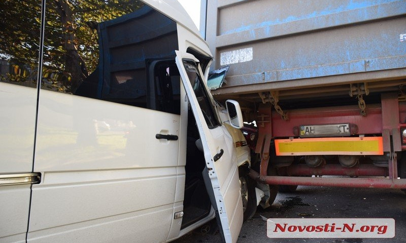 На Троицкой маршрутка врезалась в грузовой автомобиль, 10 пострадавших доставили в больницу