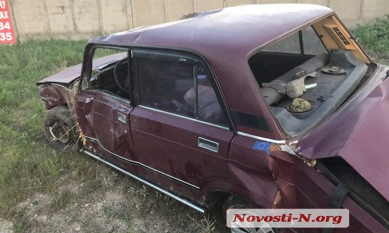 В Николаевской области на трассе автомобиль вылетел в кювет и дважды перевернулась, серьезно пострадал водитель