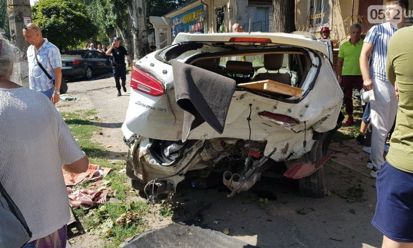 Жуткая авария на Пушкинской: автомобиль вылетела на женщину с ребенком, иномарка врезалась в дерево