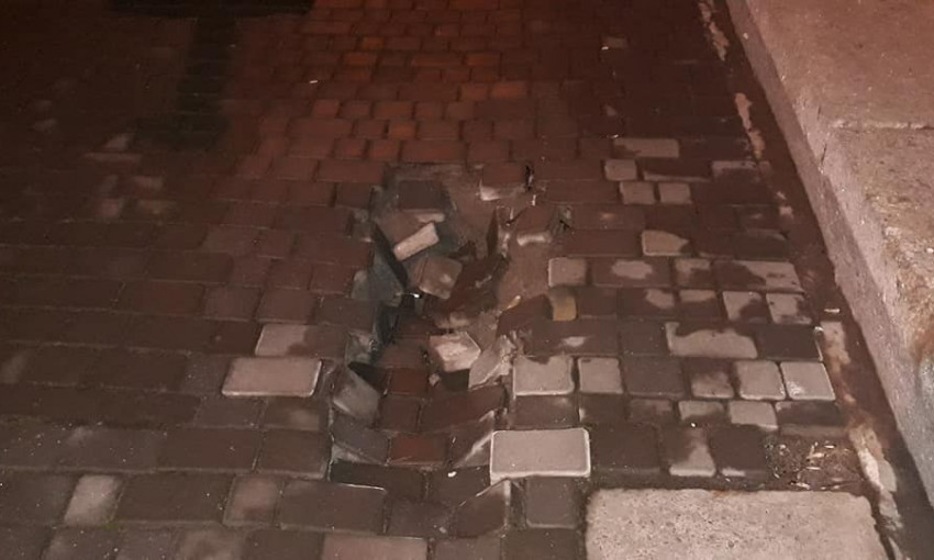 В Николаеве на нижней Набережной провалилась тротуарная плитка.
