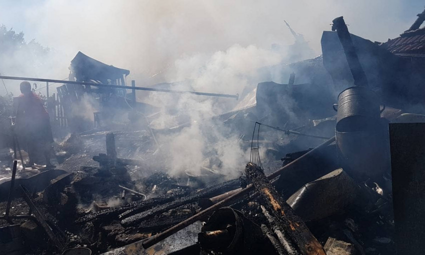 В Николаевской области загорелась хозяйственная постройка