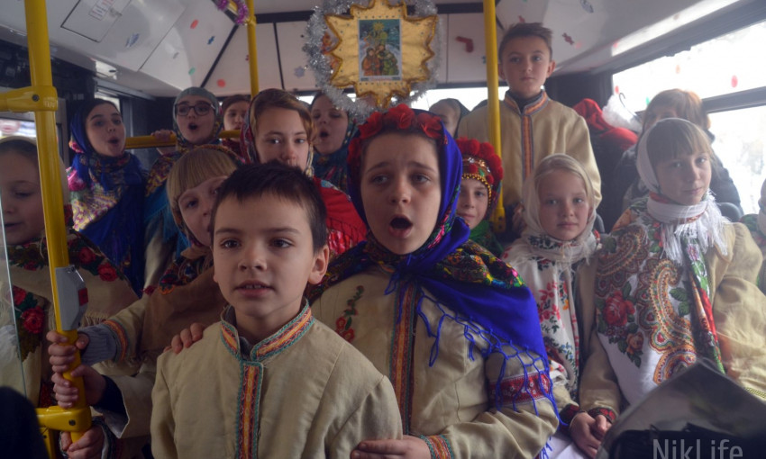 В Николаеве троллейбус возил горожан с колядками и щедривками