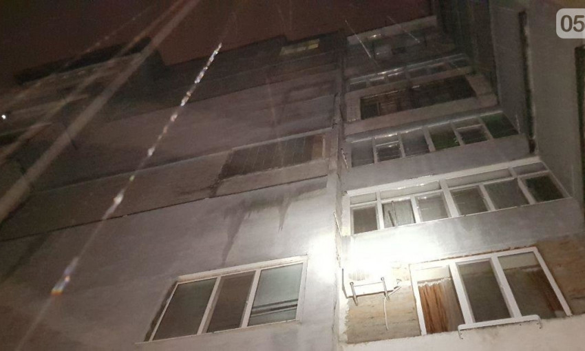 В Николаеве на придомовой территории девятиэтажного дома обнаружили труп девушки (фото и видео 18+)