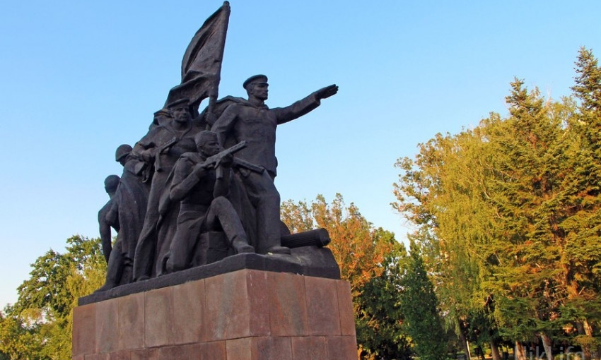 В Николаеве неизвестный балансировал на канате возле памятника Героям-ольшанцам