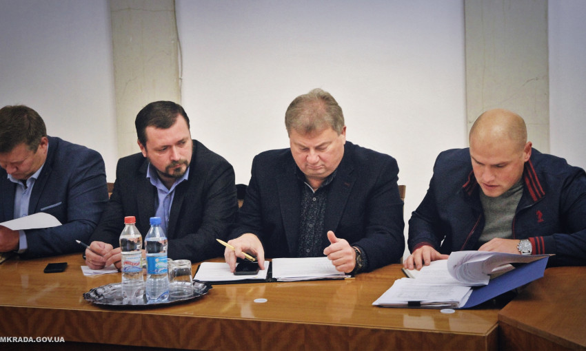 Мэр Николаева Александр Сенкевич требует навести порядок с опасшими листьями
