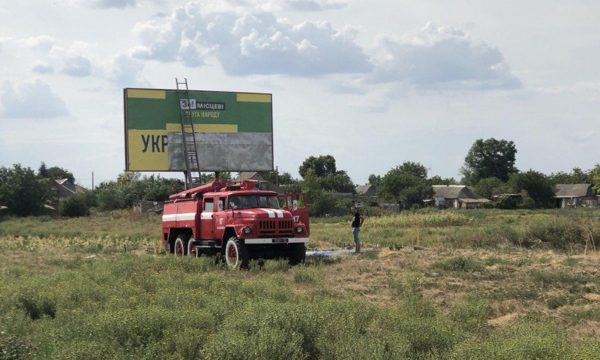 На Николаевщине пожарные машины используются для поклейки политических билбордов (ВИДЕО)