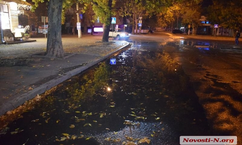 В Николаеве прорвало канализацию: зловонные потоки разливаются по нескольким центральным улицам города