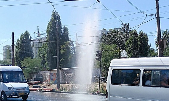 10-метровый фонтан воды забил из-под земли на перекрестке Крылова/Карпенко