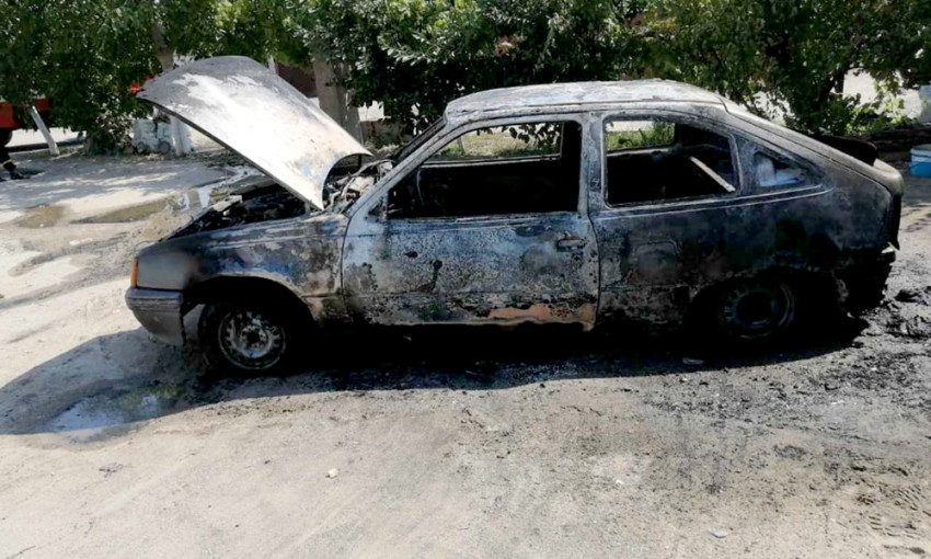 В Николаеве спасатели тушили горевший автомобиль