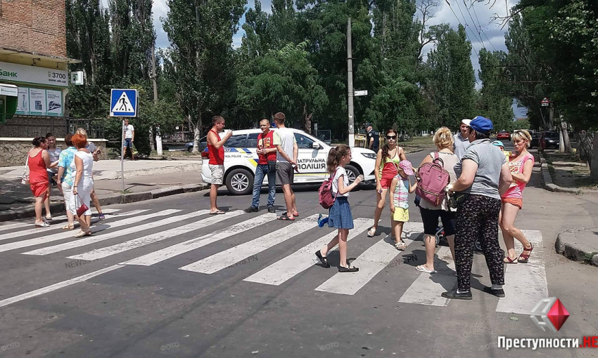 Жильцам КП «Гуртожиток» снова отключили свет, женщины с маленькими детьми перекрыли дорогу и угрожают перекрыть мосты