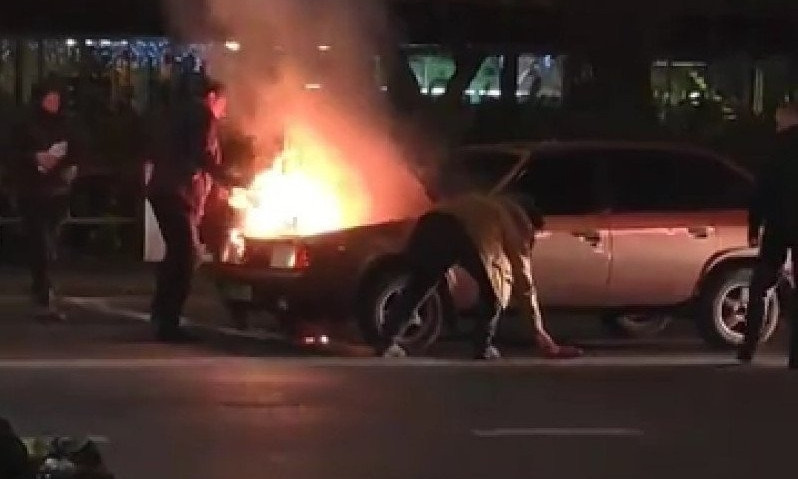 В Николаеве на ходу загорелось авто: огонь тушили елкой
