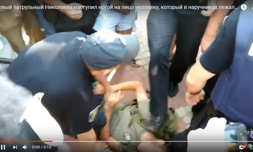 В Николаеве патрульный наступил ногой на лицо участнику АТО