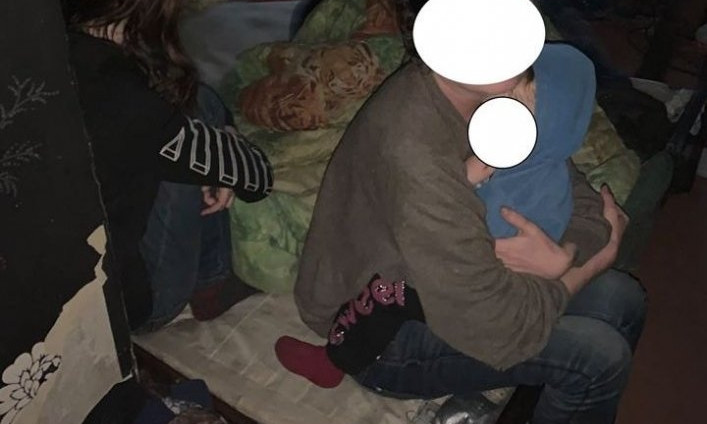 На Николаевщине полиция забрала маленькую девочку у пьяных родителей