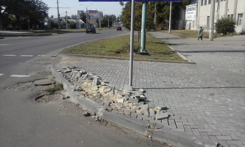Большегруз в Николаеве испортил тротуарною плитку