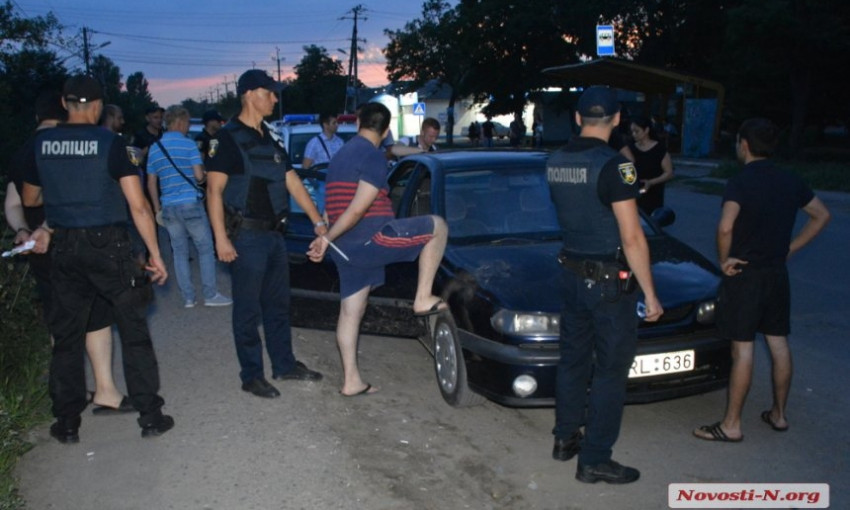 В микрорайоне Широкая Балка полиция задержала двух подозреваемых в торговле наркотиков