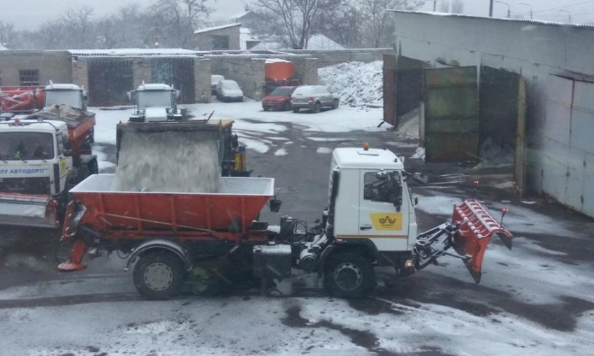На обработку магистралей в Николаеве за два часа использовали 50 тонн соли