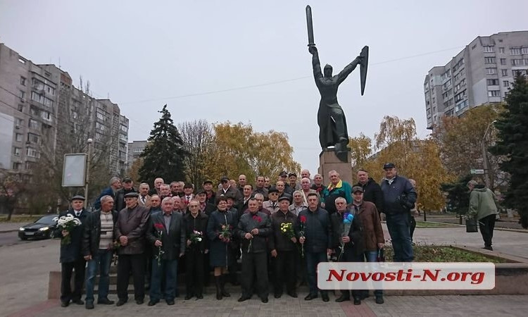 Николаевские пенсионеры МВД возложили цветы к памятнику погибшим сотрудникам милиции