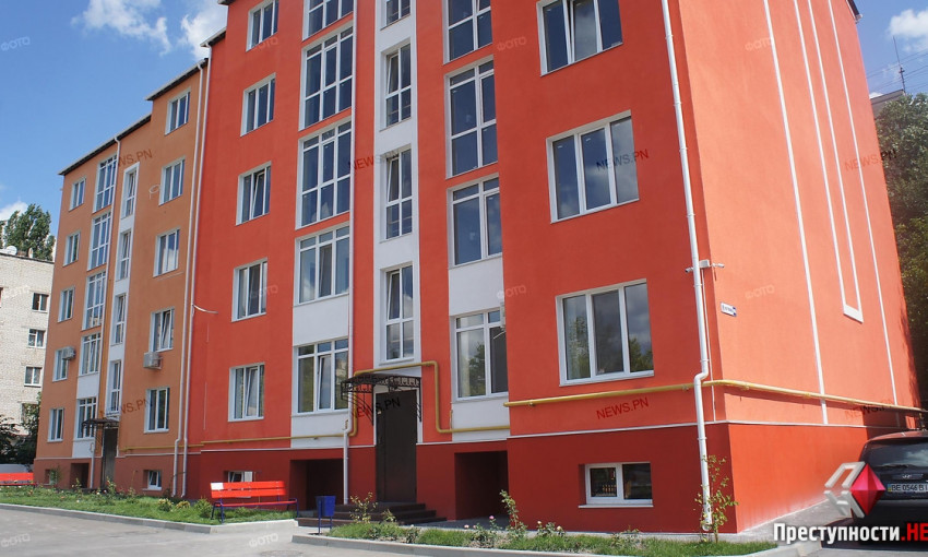В Николаеве жильцы нескольких многоэтажек требуют от застройщика убрать ворота и обустроенный в их дворе проезд