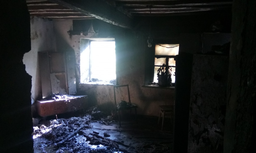 Неосторожное обращение с огнем: после пожара от жилого дома остались только стены