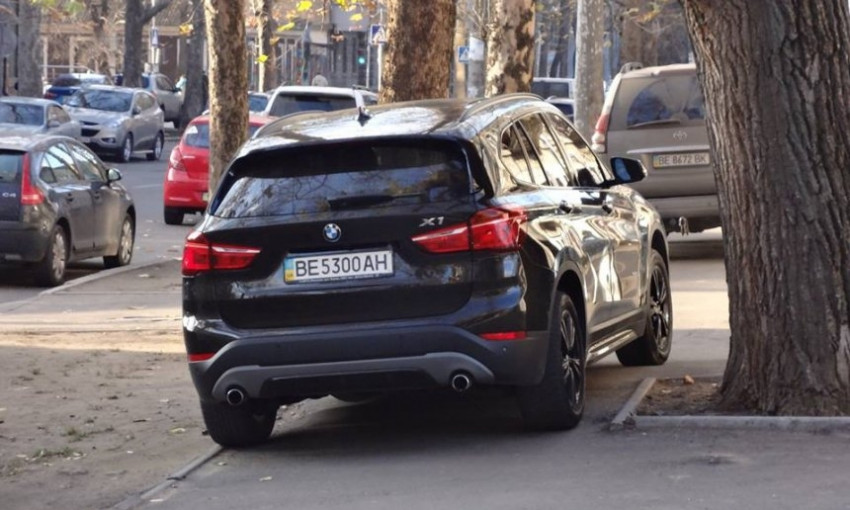 В Николаеве водители паркуются нарушая правила ПДД
