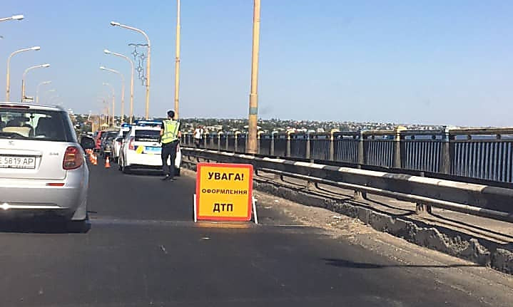 На Варваровском мосту в Николаеве столкнулись пять автомобилей – движение затруднено