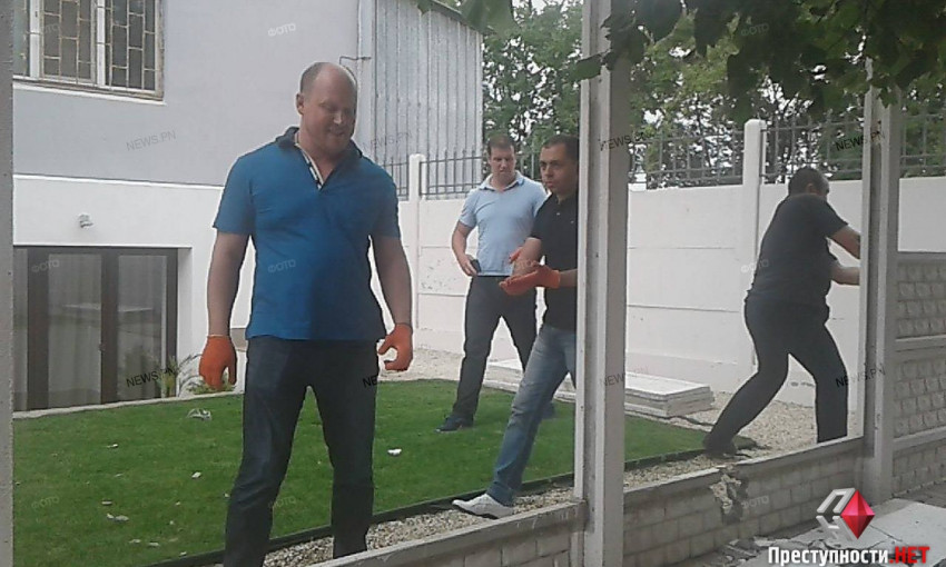 В Николаев приехал нардеп, чтобы снести забор депутата горсовета (Обновлено)