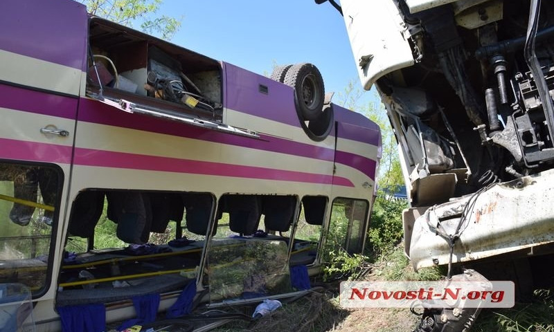 Жуткая авария на трассе: столкнулись зерновоз и два автобуса, более десятка пострадавших людей